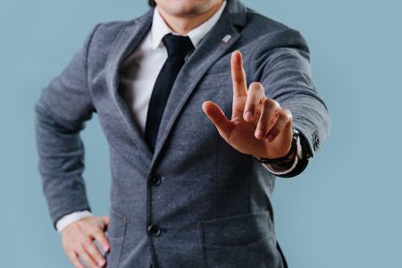 Foto: Mann streckt Zeigefinger aus