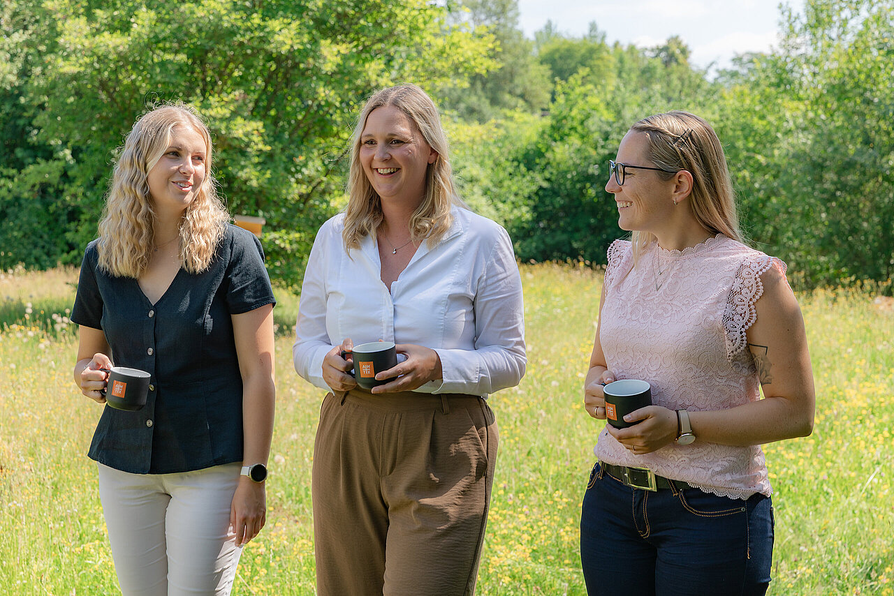 Mitarbeiterinnen von AMBERGTAX im Gespräch im Freien