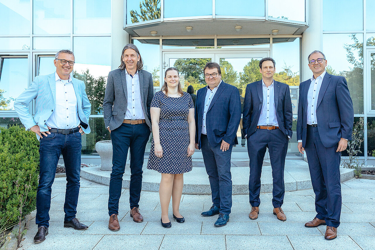 Team von AMBERGTAX vor der Kanzlei in Amberg